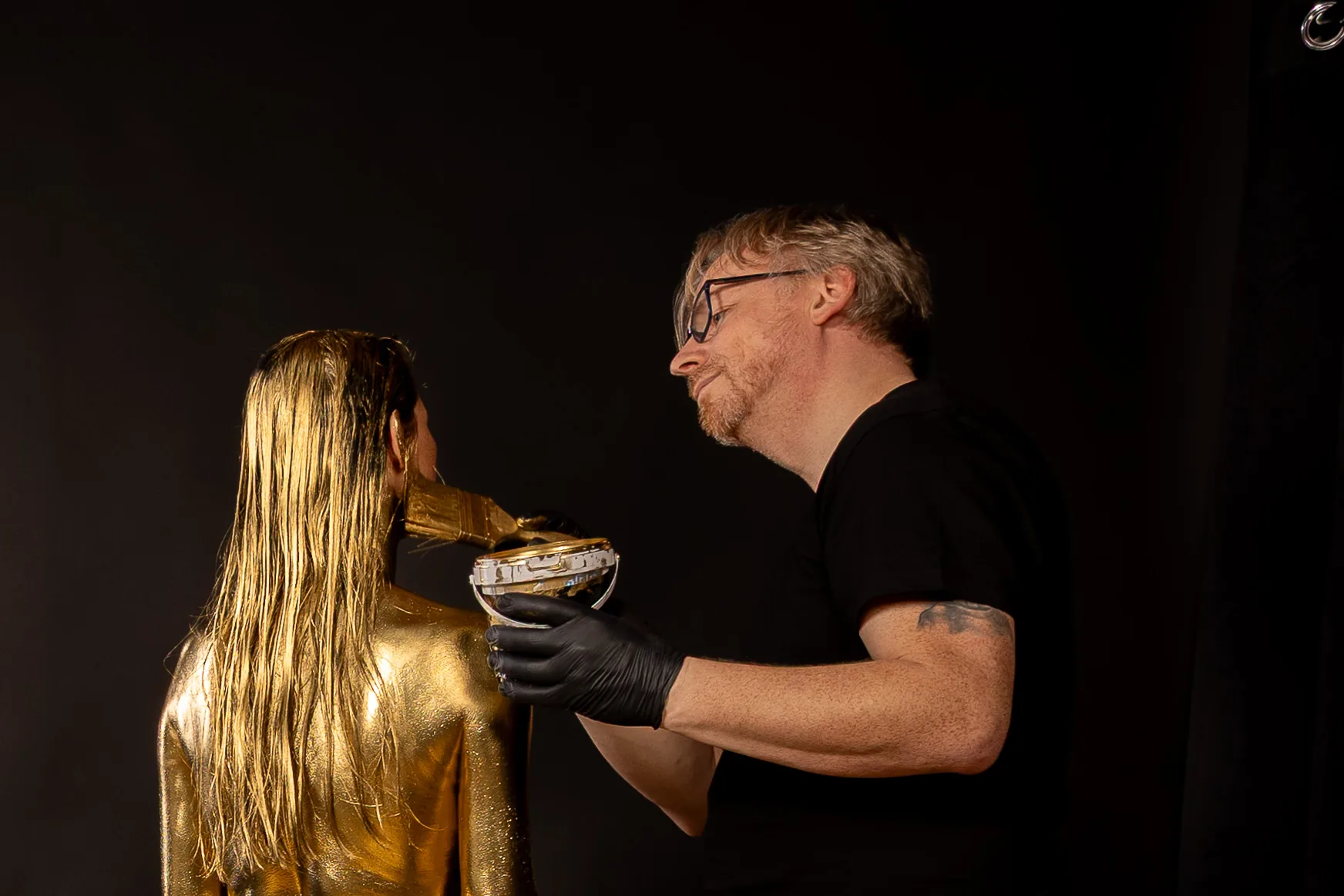 Making-of eines Goldshootings: die Haare werden mit goldener Farbe überzogen