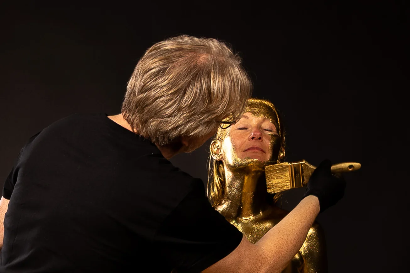 Making-of eines Goldshootings: letzte Details an Hals und Gesicht vor der Aufnahme