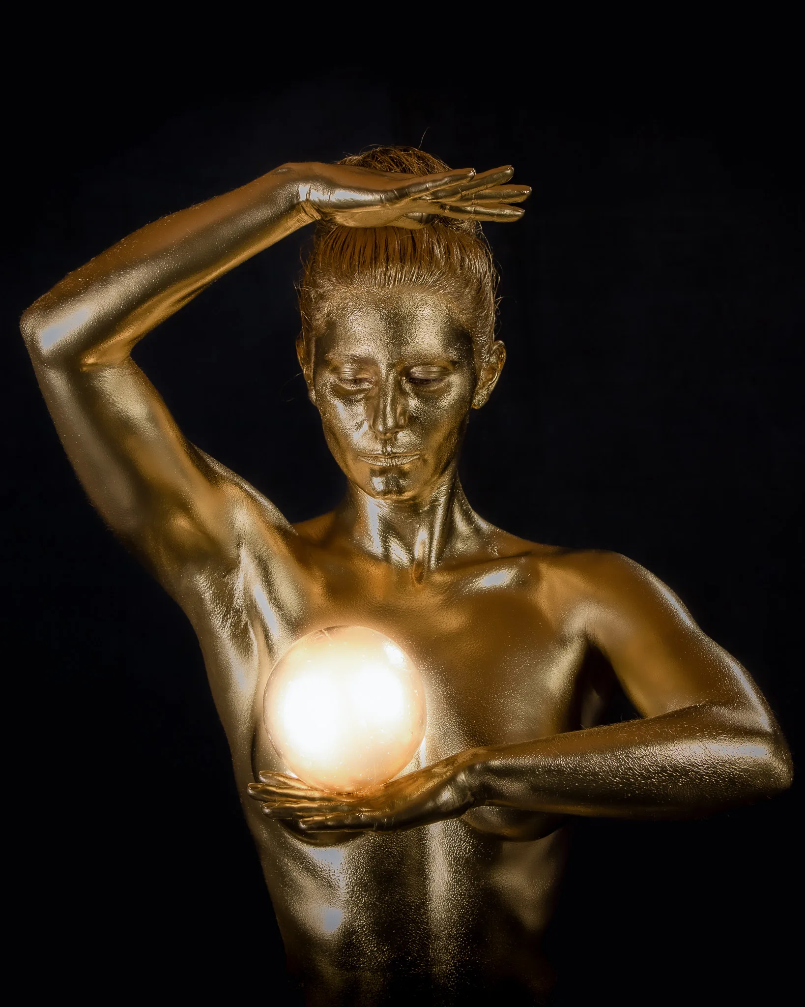 Goldshooting: tanzende Pose, eine leuchtende Kugel in der Hand