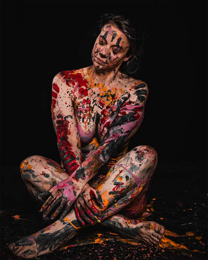 Frau die sich mit Farbe bemalt hat - Marcus Beelitz Fotograf
