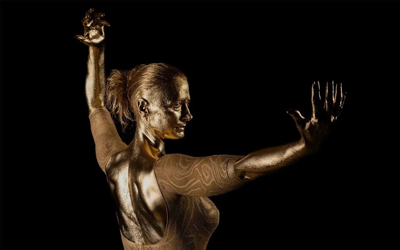 Frau mit goldenen Überzug und golden Cats Suit