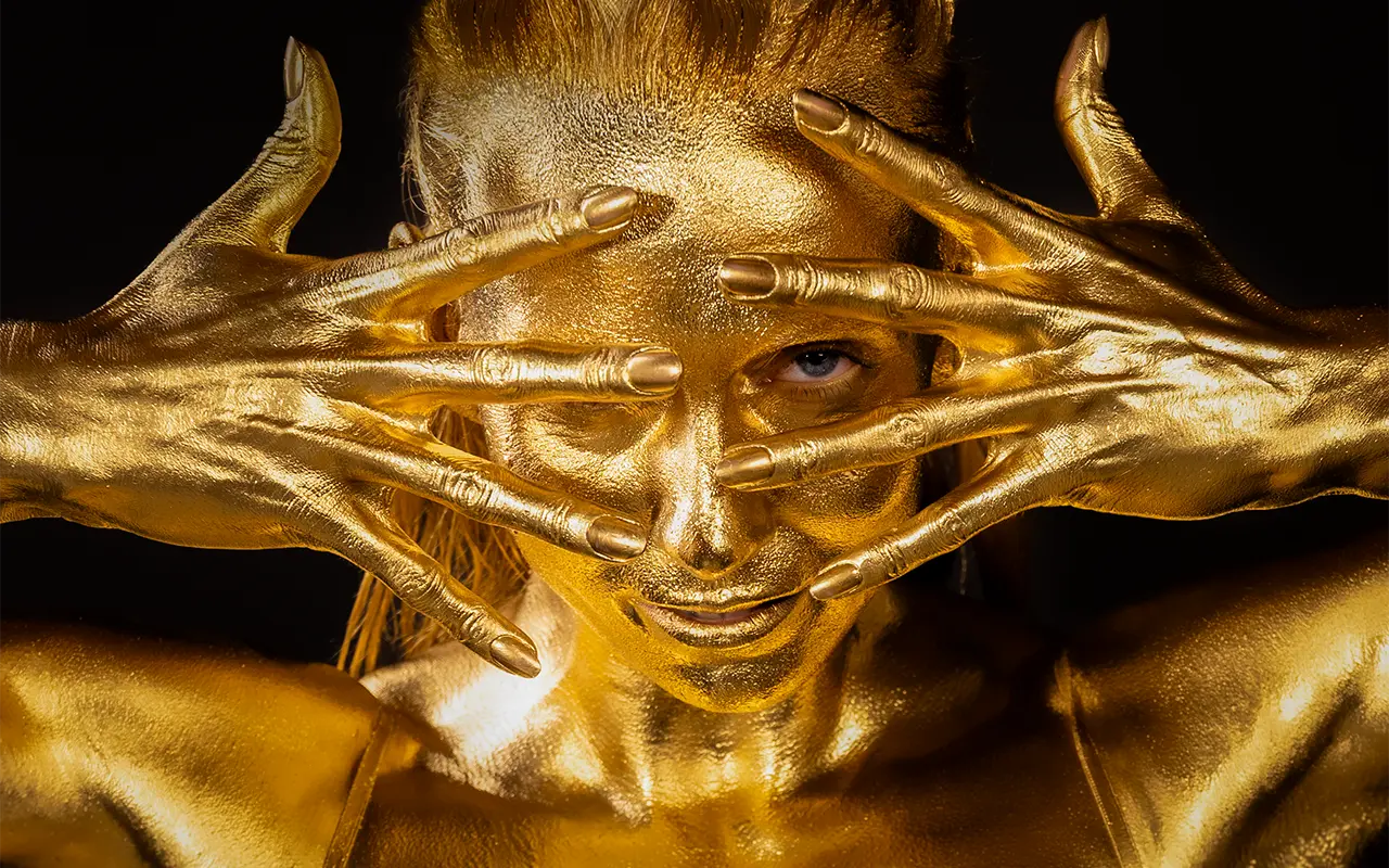 Goldortrait einer Frau, die mit einem Auge intensiv in die Kamera schaut - marcus, Beelitz, Fotograf – Hamburg