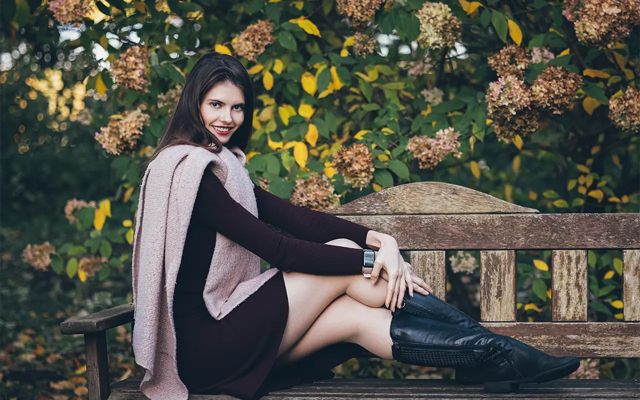 Junge Frau auf einer Bank